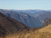 16 Si scorge il lago di Como